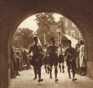 99539 Afbeelding van de deelnemers aan een wandeltocht, onder de poort in het Politiebureau Tolsteeg (Tolsteegbrug 1) ...